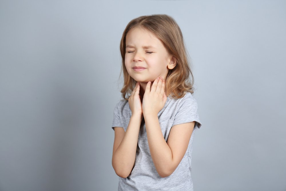Как справиться с заболеваниями, при которых у ребенка першит в горле