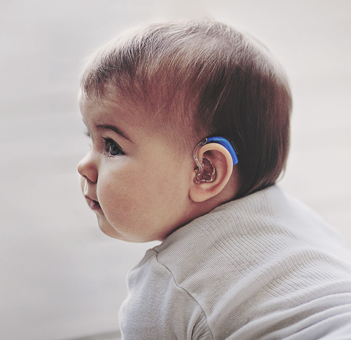 Слабослышащие и позднооглохшие дети. Слуховой аппарат для детей. Дети с нарушением слуха.. Слуховой аппарат для глухих детей. Глухие и слабослышащие дети.