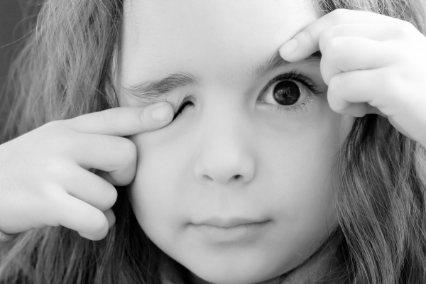 Частое моргание глазами: почему происходит, что делать