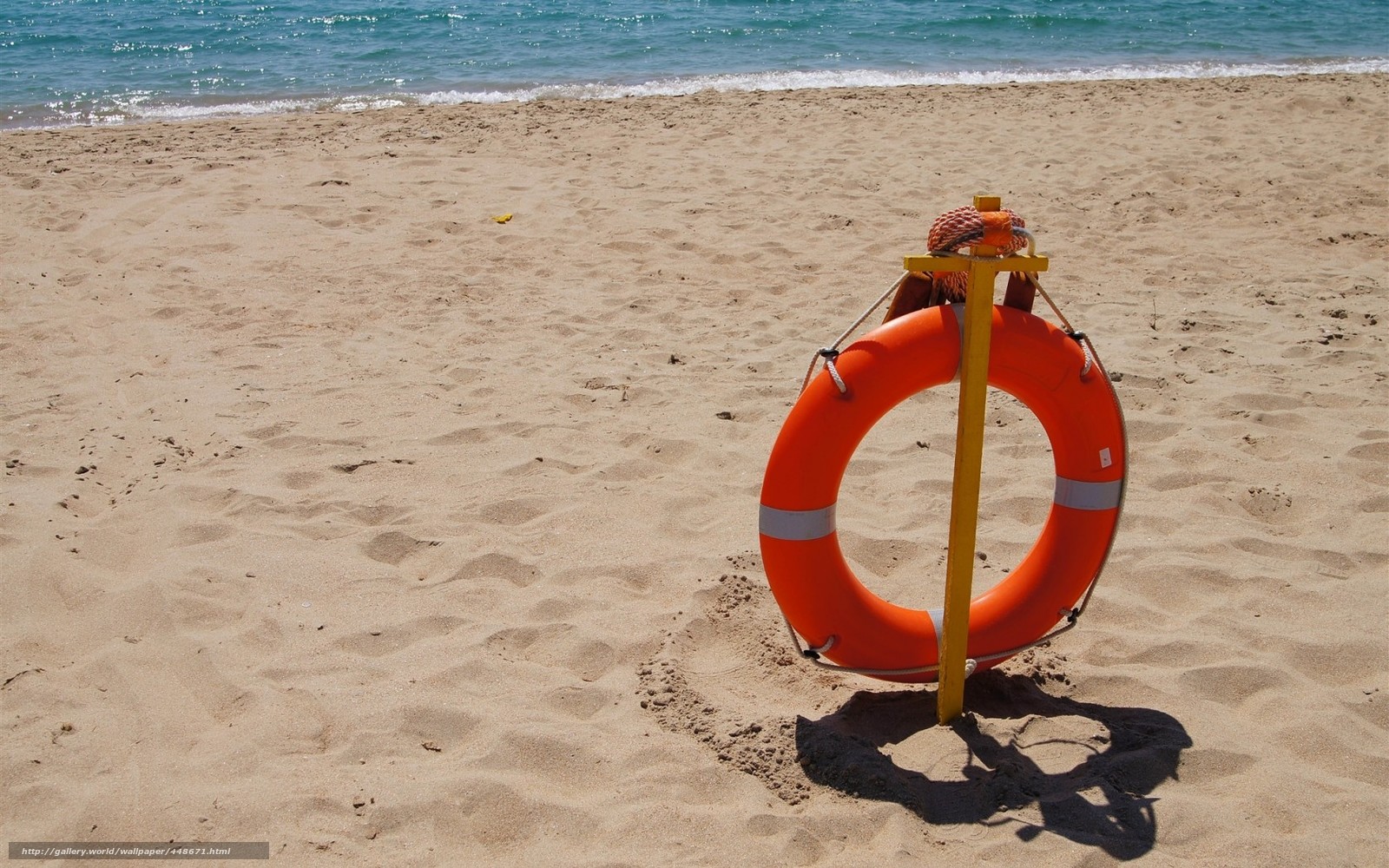 Спасательный круг в море. Спасательный круг на пляже. Спасательный круг ю на пляже. Спасатель на море. Спасатель на пляже.